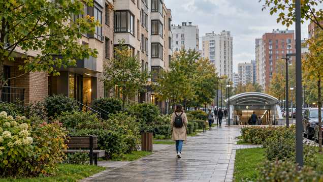 Жилой квартал Москвы рядом со станцией метро.